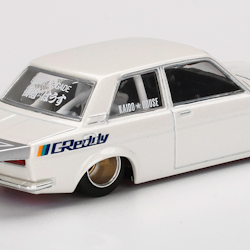Skala 1/64 - Datsun 510 Pro Street GREDDY Pearl White (KHMG016) KAIDO fr MINI GT