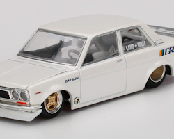 Skala 1/64 - Datsun 510 Pro Street GREDDY Pearl White (KHMG016) KAIDO fr MINI GT