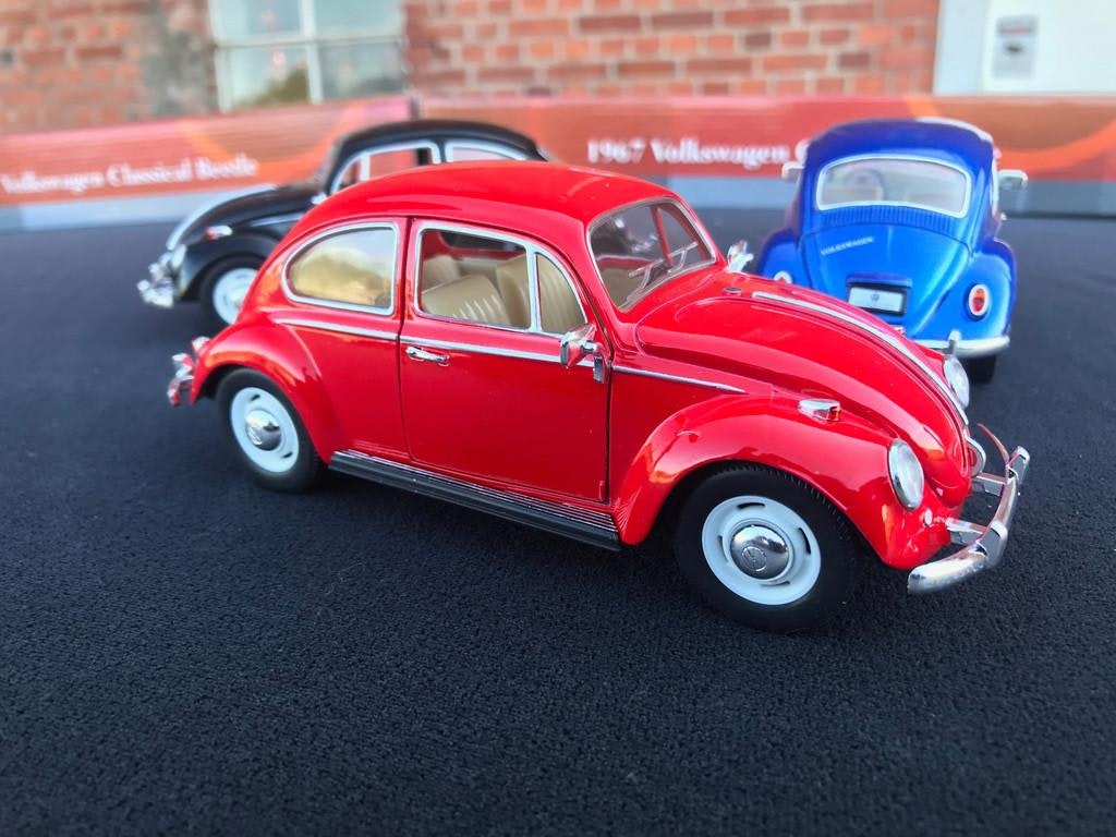 Skala 1/24 Megasuccèsäljare: Röd Volkswagen Bubbla Typ 1 1967' fr Kinsmart