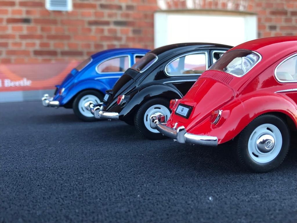 Skala 1/24 Megasuccèsäljare: Svart Volkswagen Bubbla Typ 1 1967' fr Kinsmart