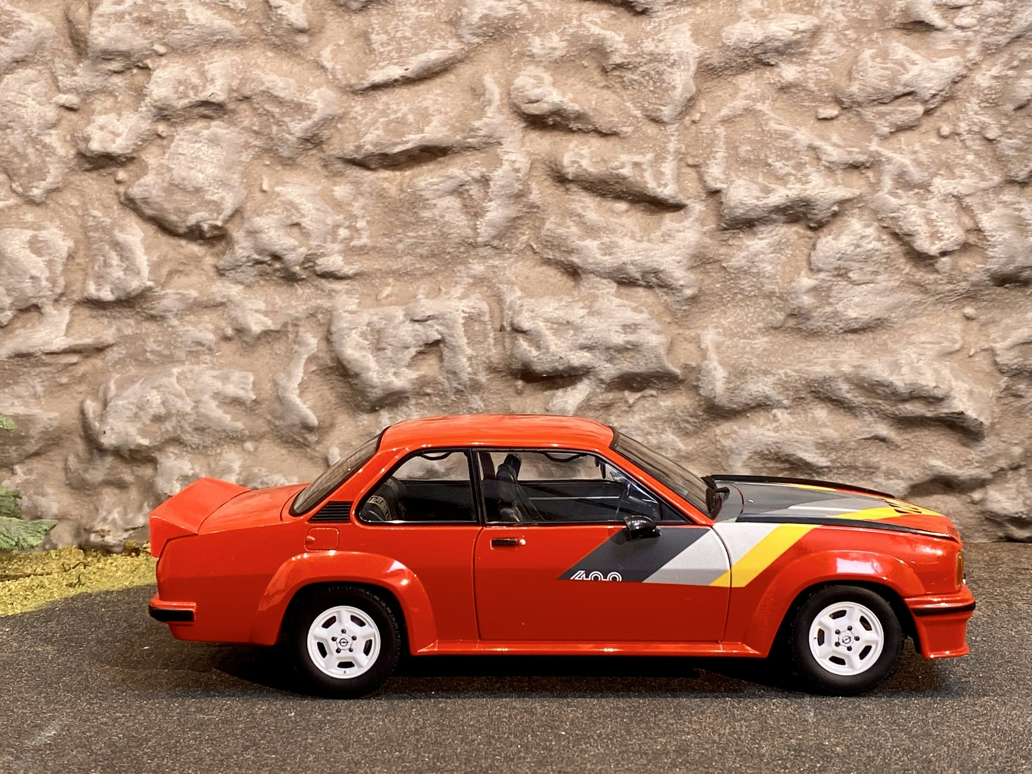 Skala 1/18 Opel Ascona 400 B, Röd fr SUN STAR