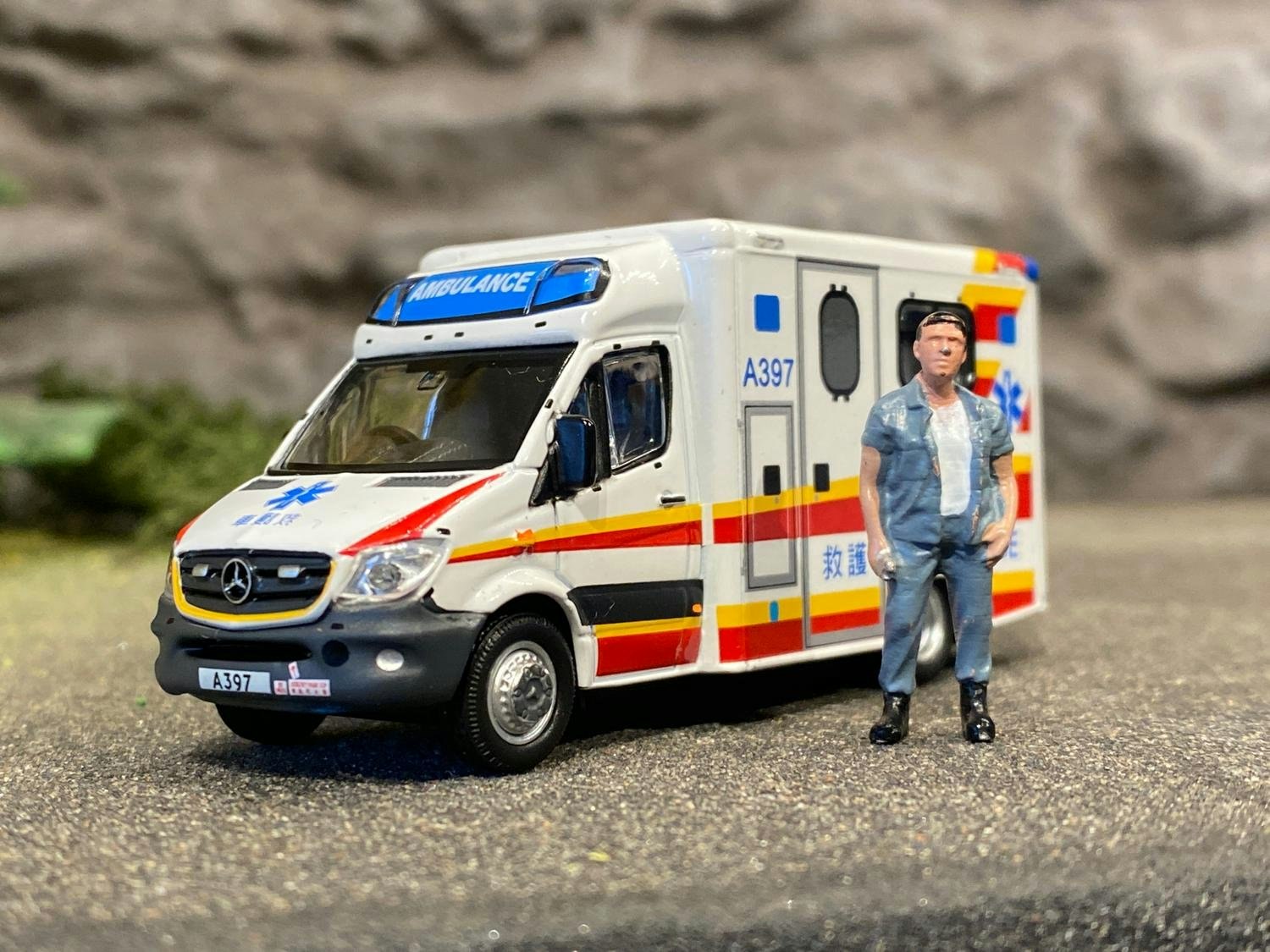 Skala 1/64 MERCEDES-BENZ Sprinter HKFSD Ambulance (A186) fr Tiny Toys