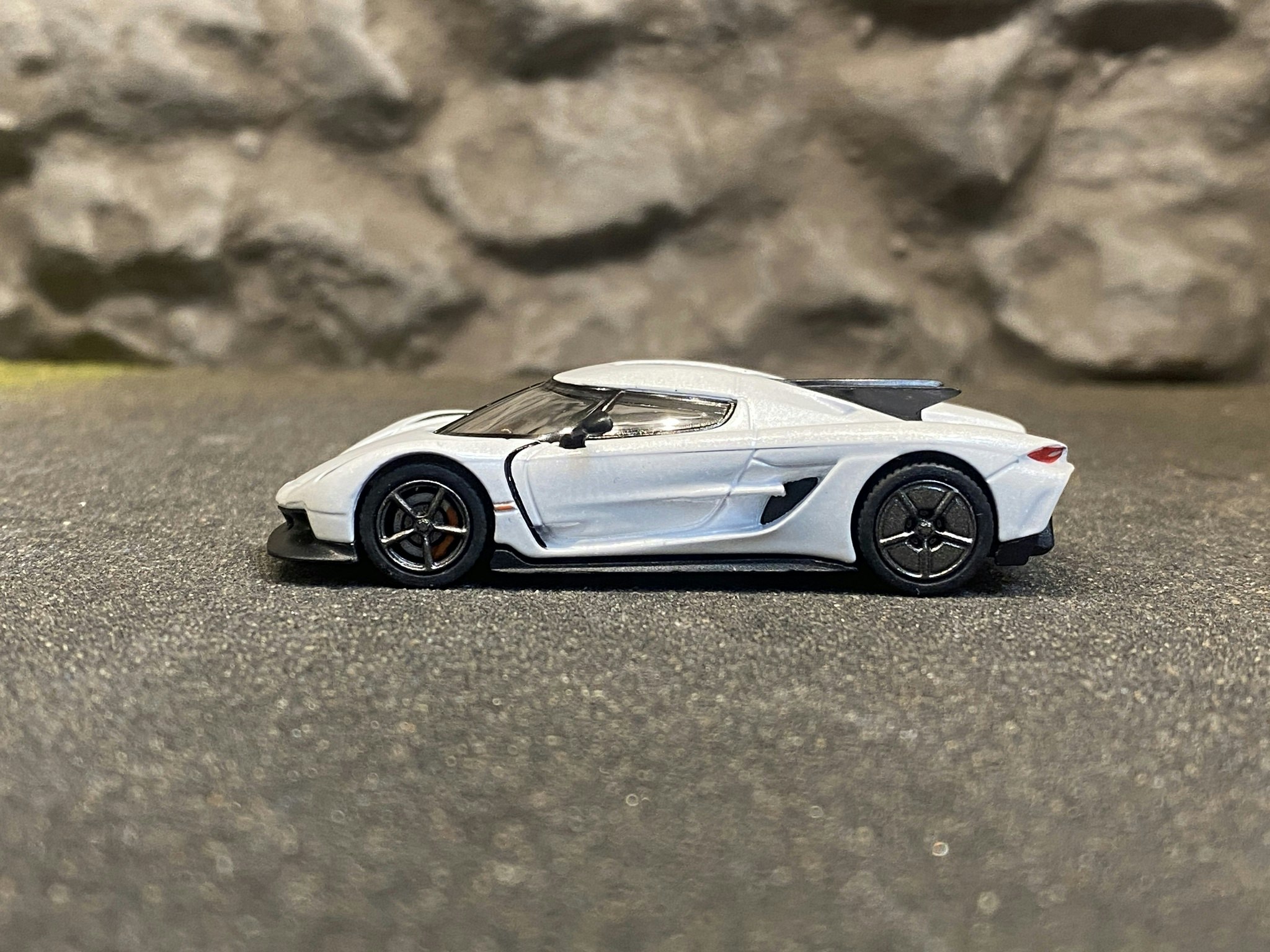 Skala 1/64 - Koenigsegg Jesko Absolut, Chrystal White fr Poster Cars