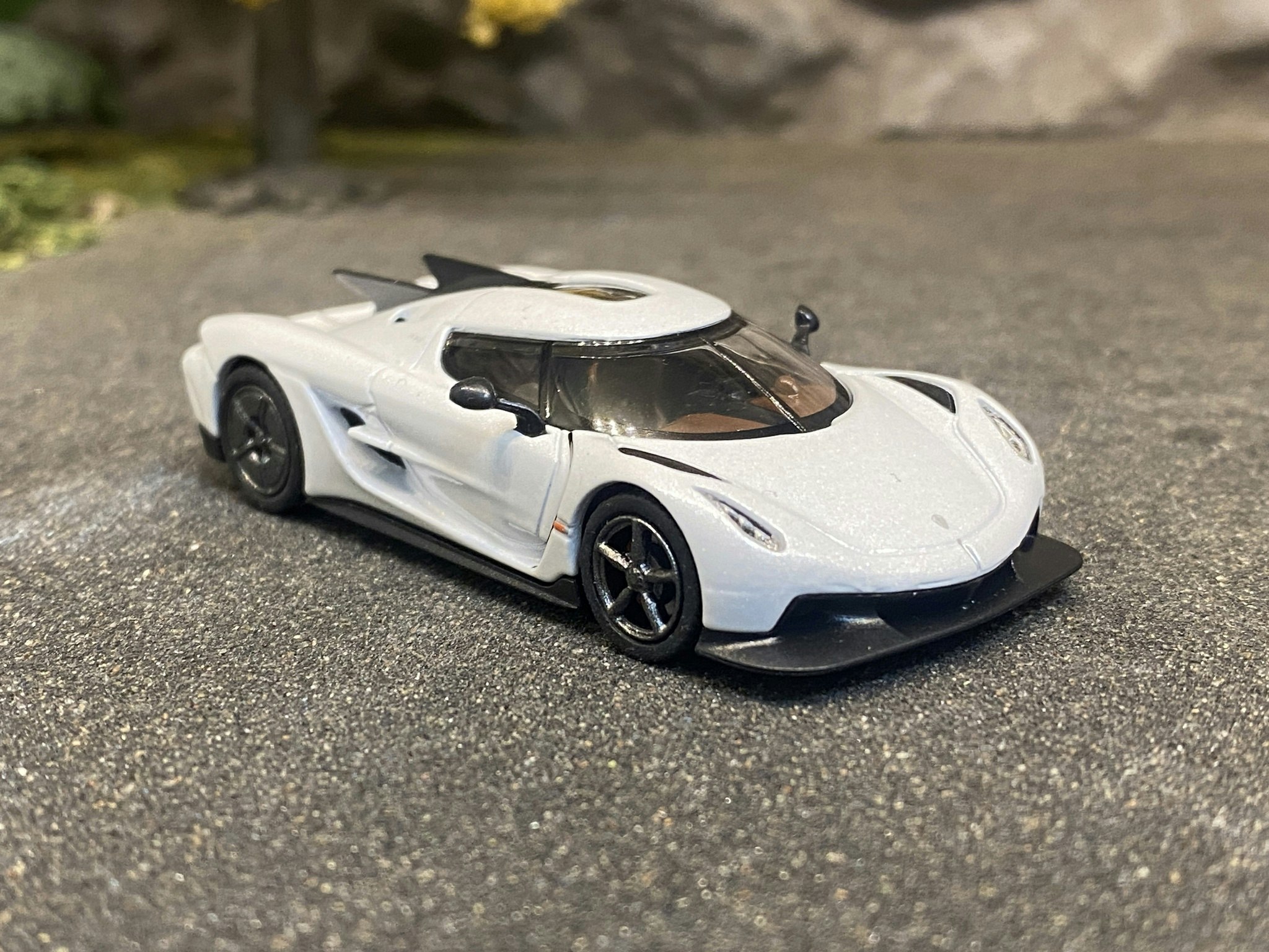 Skala 1/64 - Koenigsegg Jesko Absolut, Chrystal White fr Poster Cars