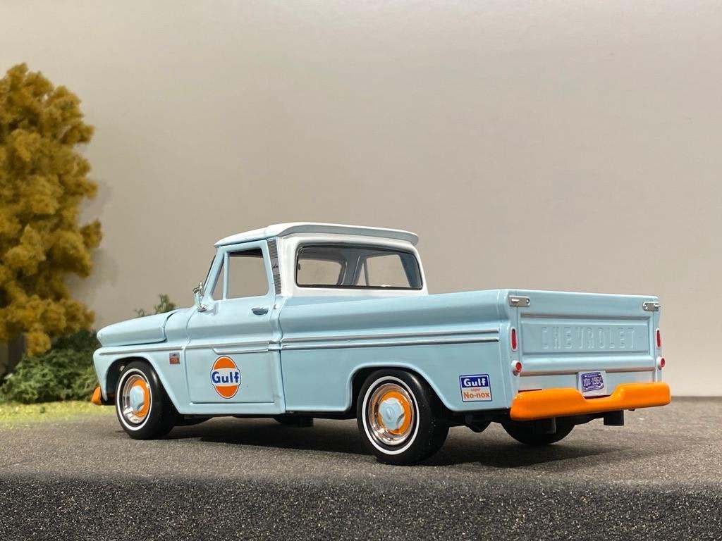 Skala 1/24 Chevrolet C-10 Fleetside Pick-up 66' "GULF" fr Motor Max i LÅDA