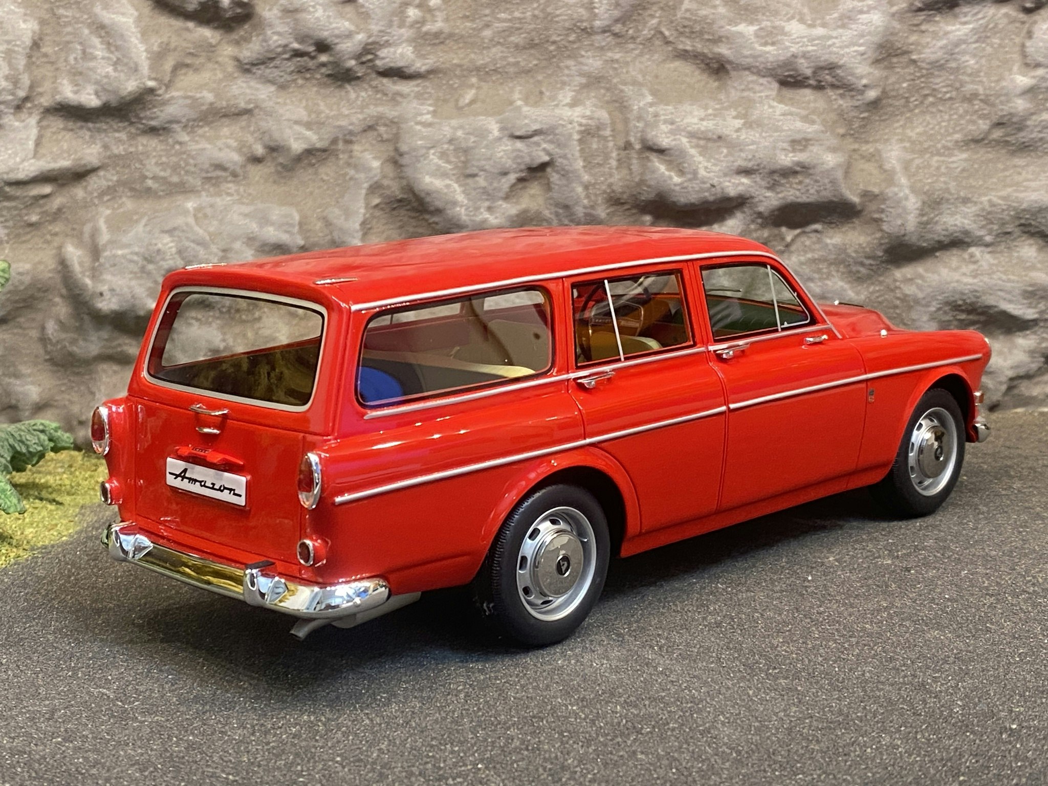 Skala 1/18 2st  Volvo P220 Amazon Kombi, Red fr BoS Best on Show