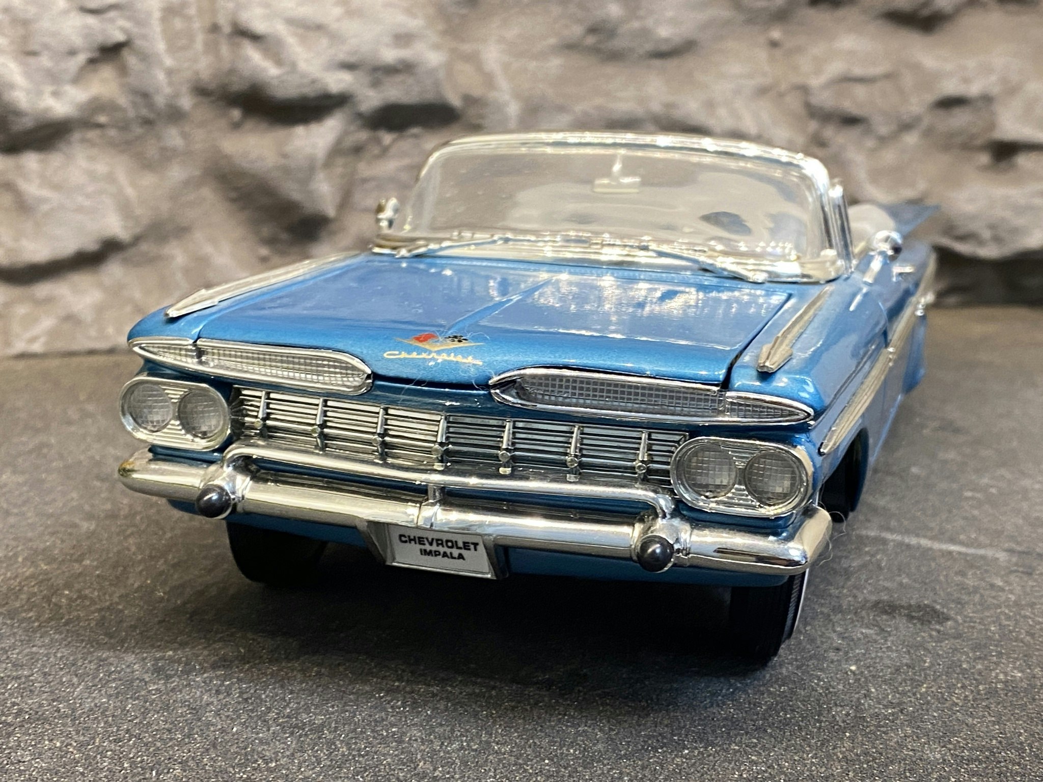 Skala 1/18 Chevrolet Impala 59' Blue fr Lucky Diecast "Road Signature Collection"