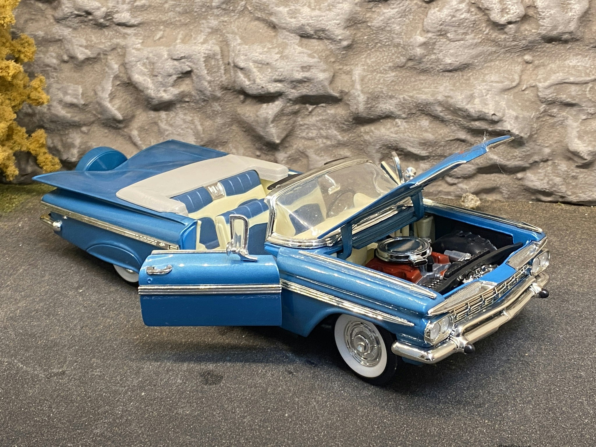 Skala 1/18 Chevrolet Impala 59' Blue fr Lucky Diecast "Road Signature Collection"