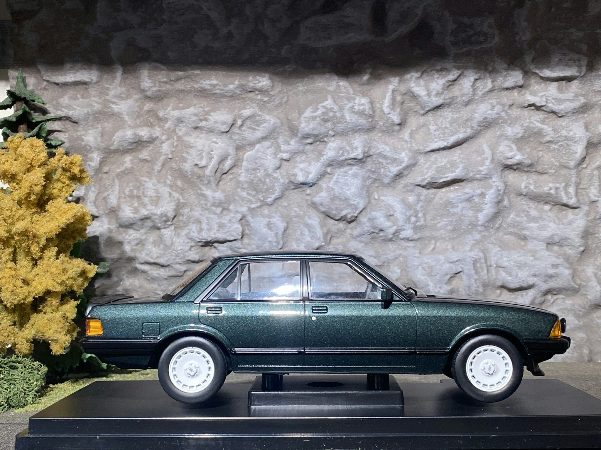 Kopia Skala 1/18 Ford Granada Mk II 2,8 Injection, Mörkgrön met. fr MCG / Model Car Group