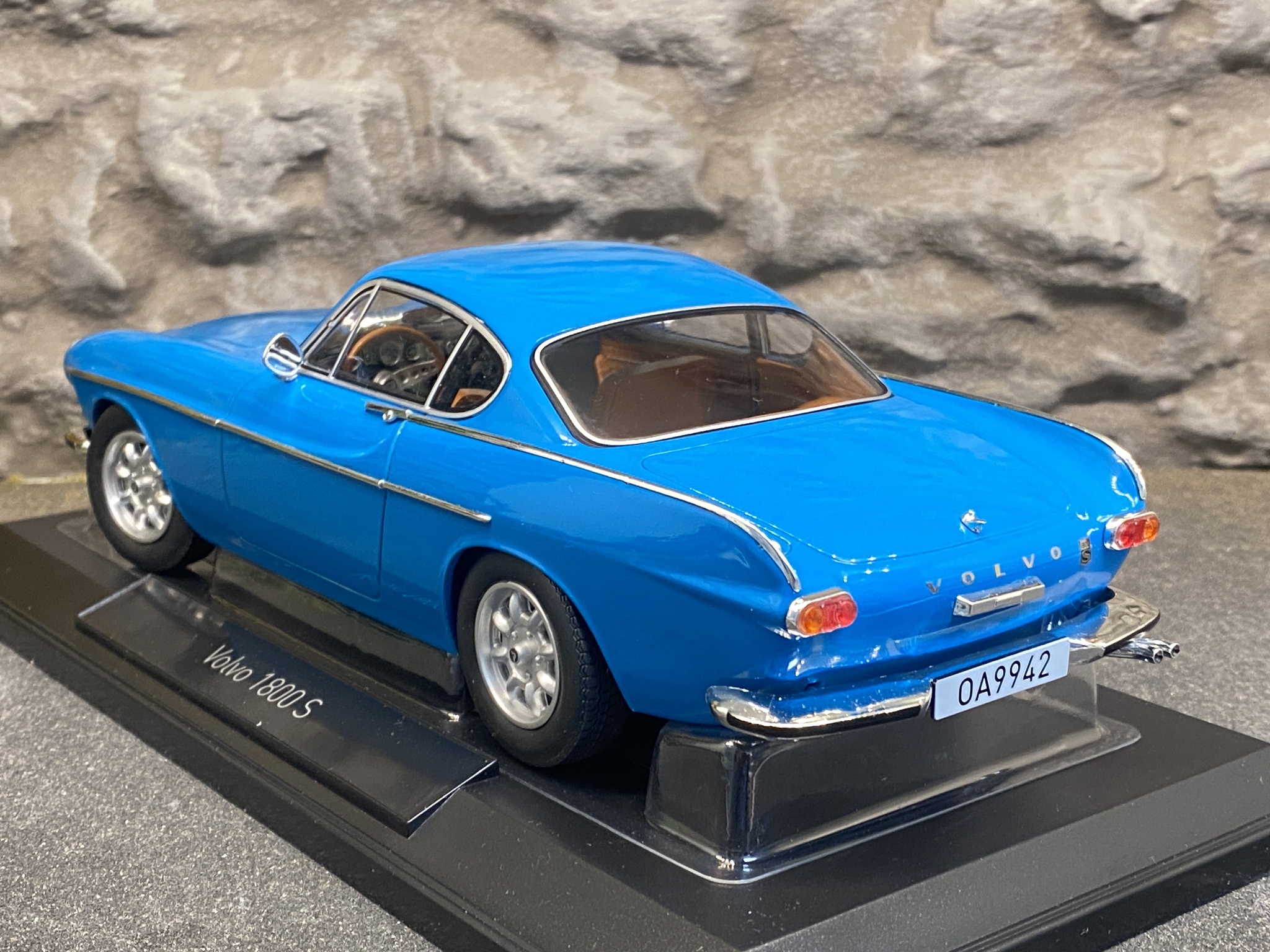 Skala 1/18 Volvo 1800 S 1969 Medium Blue fr Norev