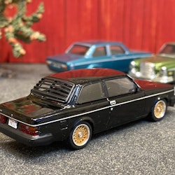 Skala 1/64 Volvo 242 Custom, Black fr TARMAC