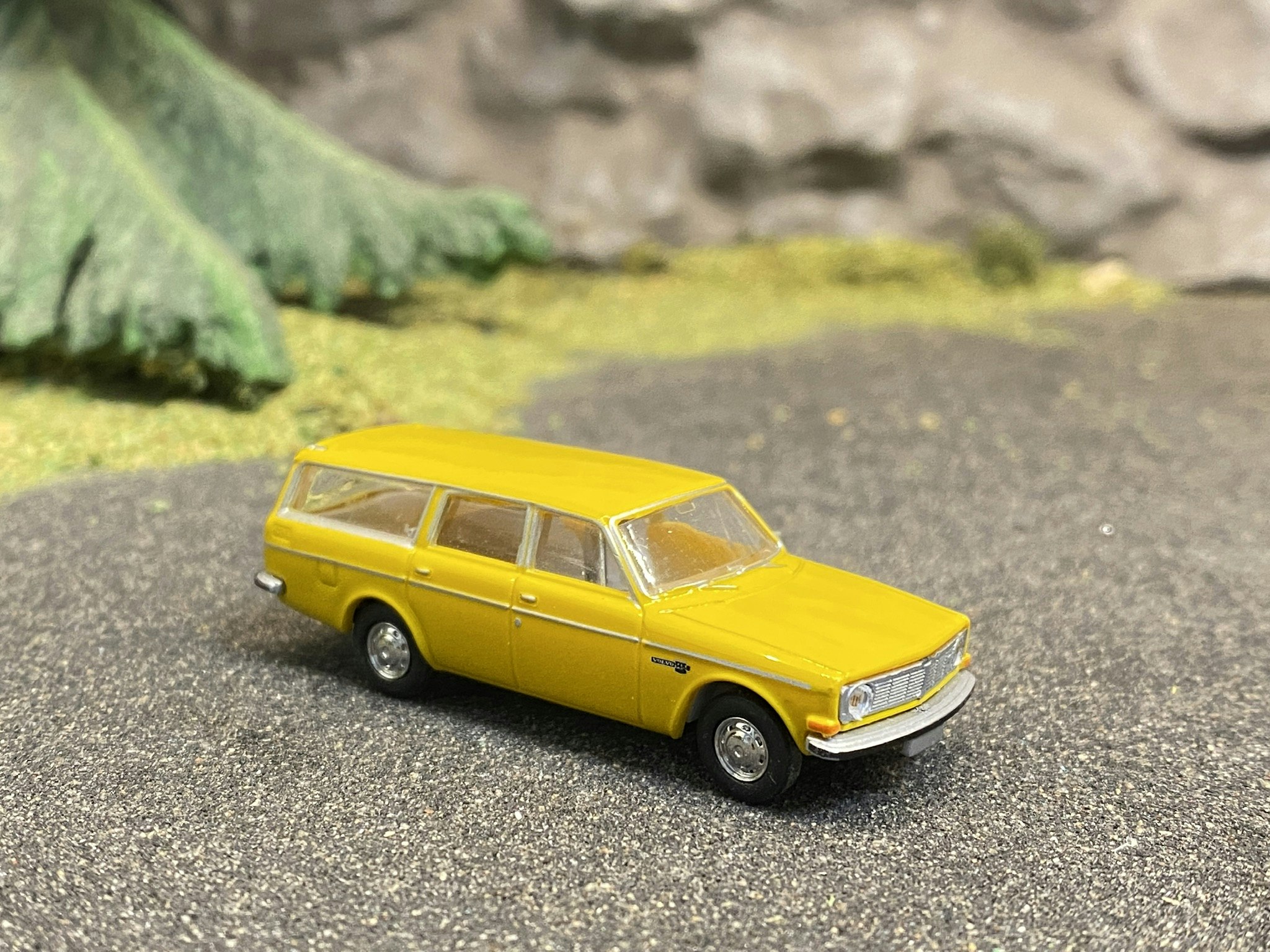 Skala 1/87 H0 - Volvo 145 (140), Dark yellow fr Brekina