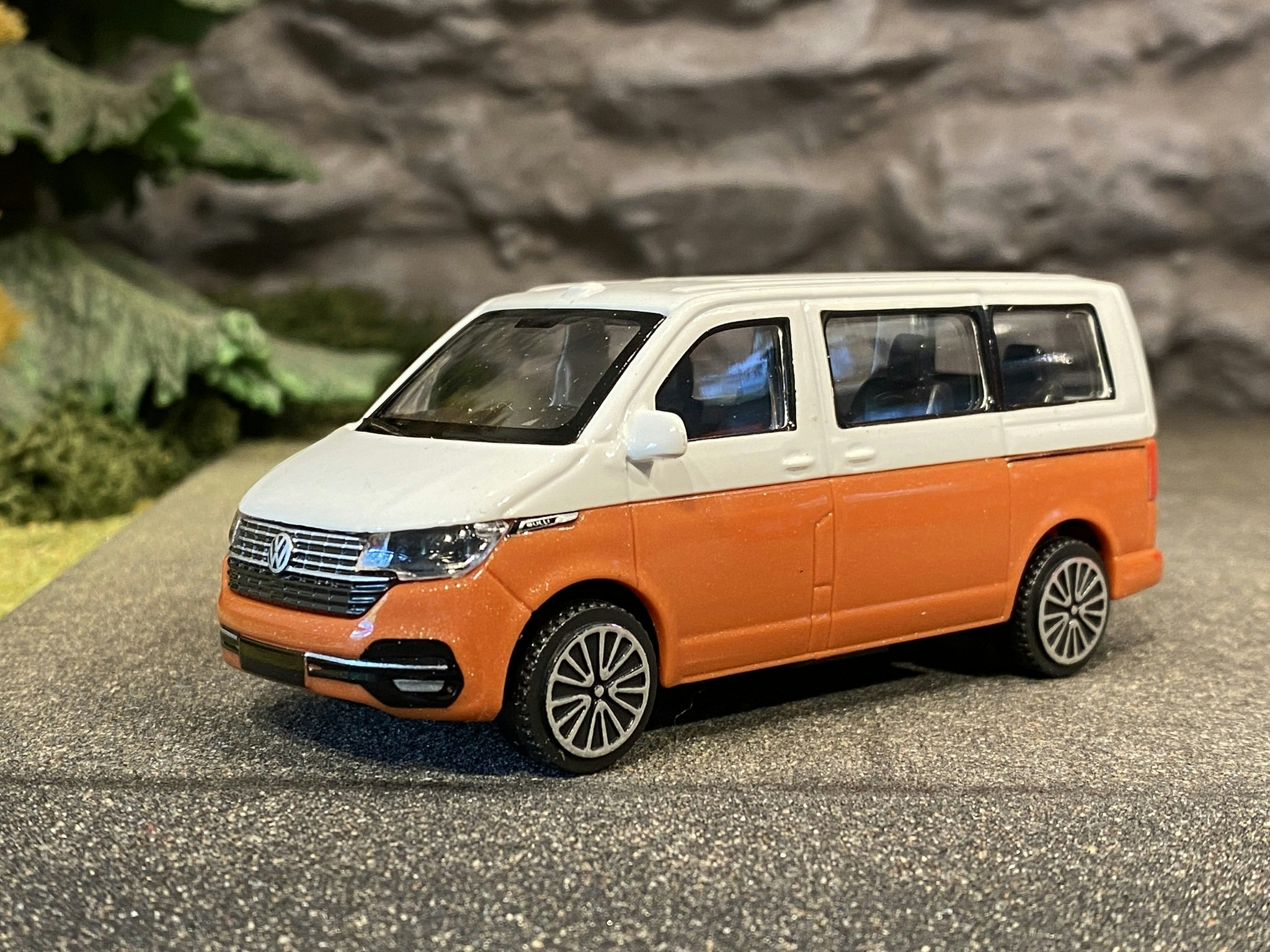 Skala 1/43 Volkswagen Transporter/Multivan T6 White/orange fr Bburago