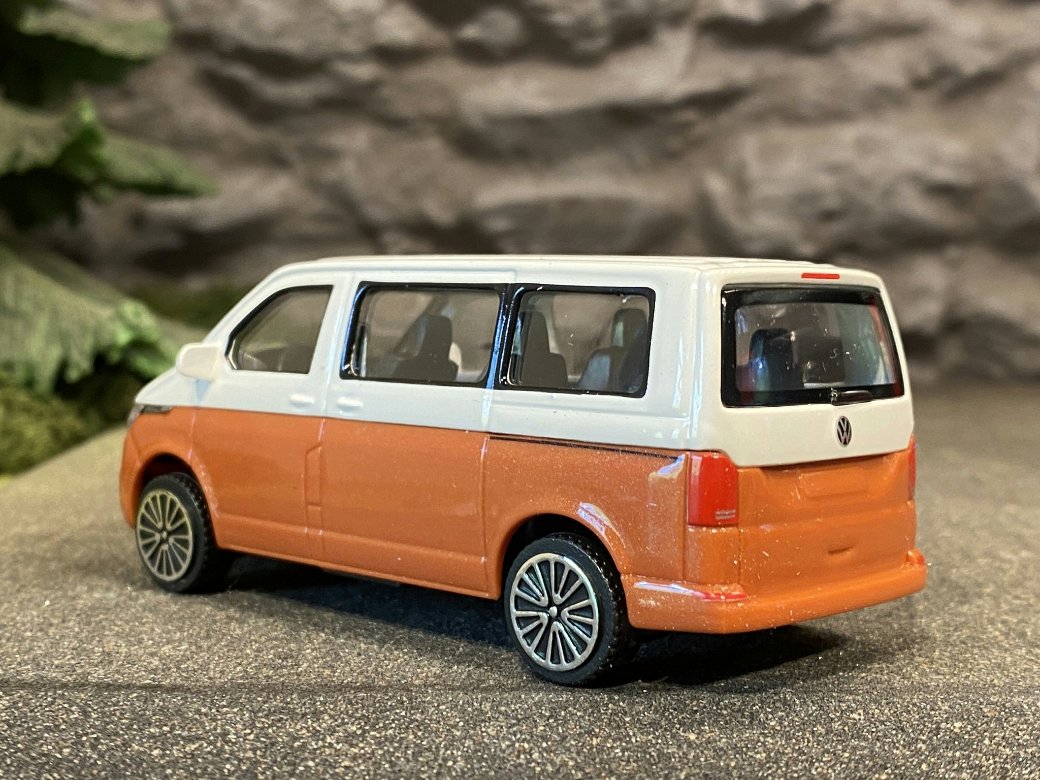 Skala 1/43 Volkswagen Transporter/Multivan T6 White/orange fr Bburago