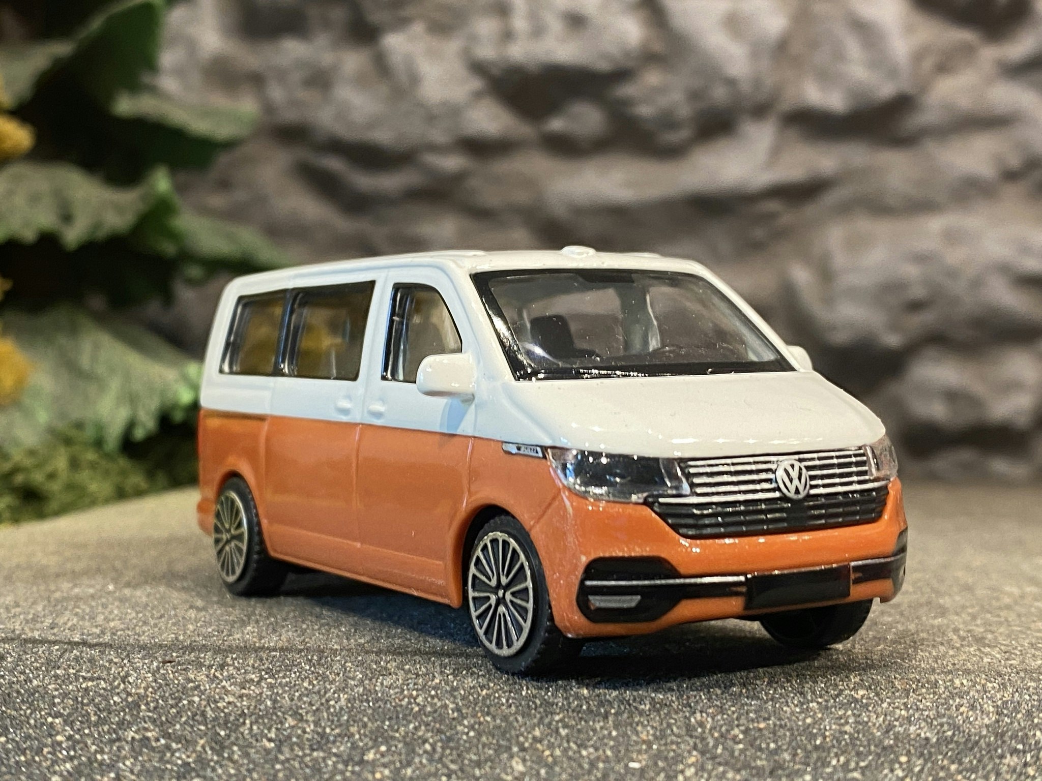 Skala 1/43 Volkswagen Transporter/Multivan T6 White/orange fr Bburago