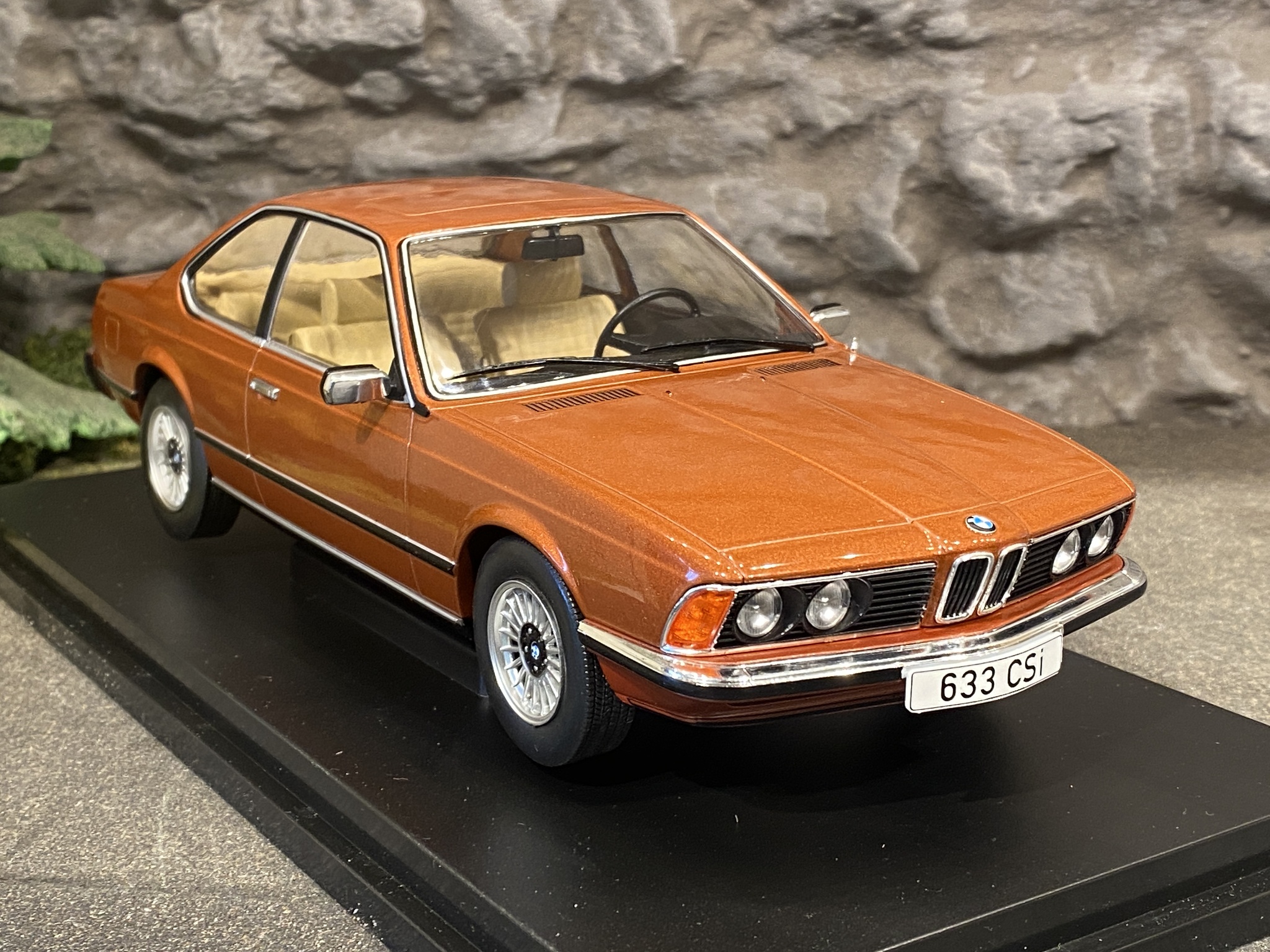 Skala 1/18 BMW 633i 6-series (E24), Copper, fr MCG Model Car Group