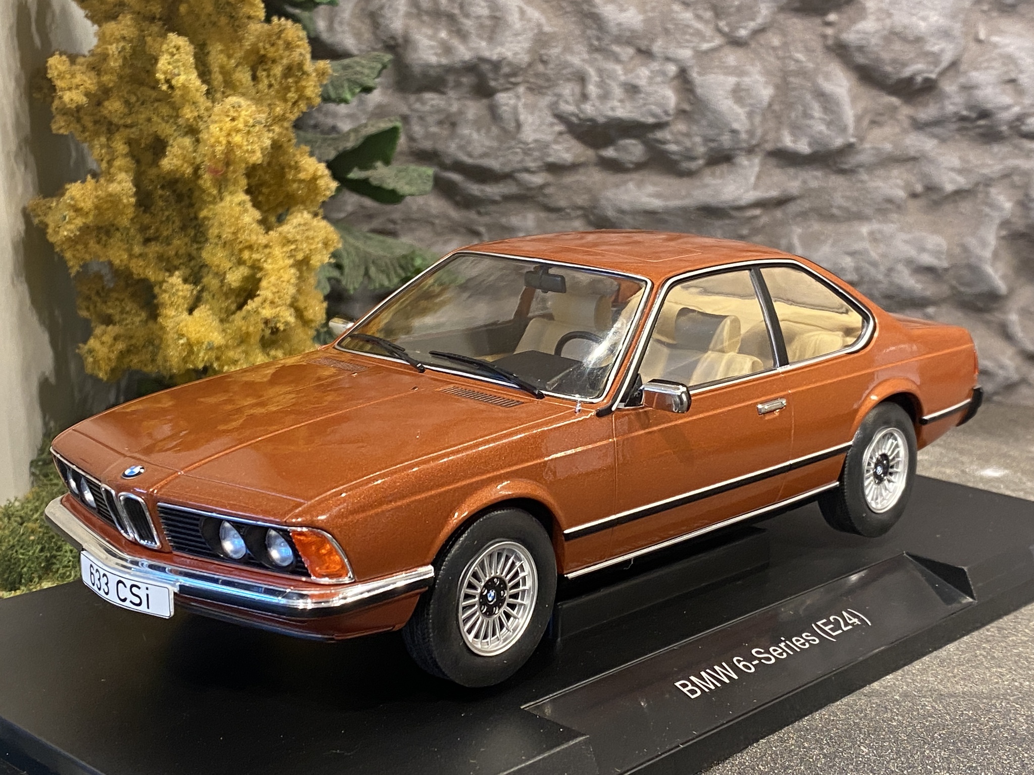 Skala 1/18 BMW 633i 6-series (E24), Copper, fr MCG Model Car Group