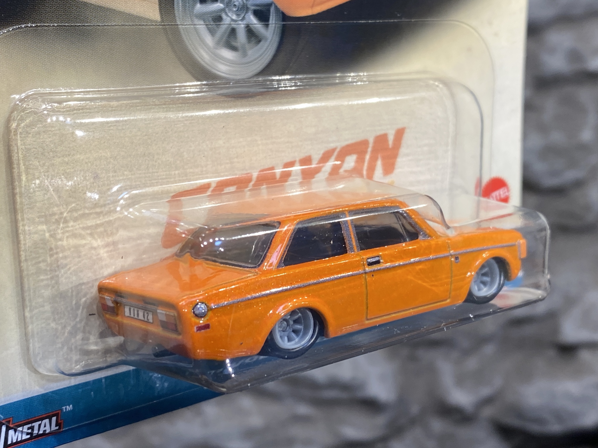 Skala 1/64 Hot Wheels Premium Canyon: Volvo 142 GL 73', Orange