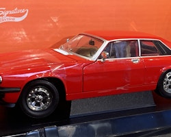 Skala 1/18 1975 Jaguar XJS, Red fr Lucky Die Cast - Road Signature Collection