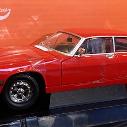 Skala 1/18 1975 Jaguar XJS, Red fr Lucky Die Cast - Road Signature Collection