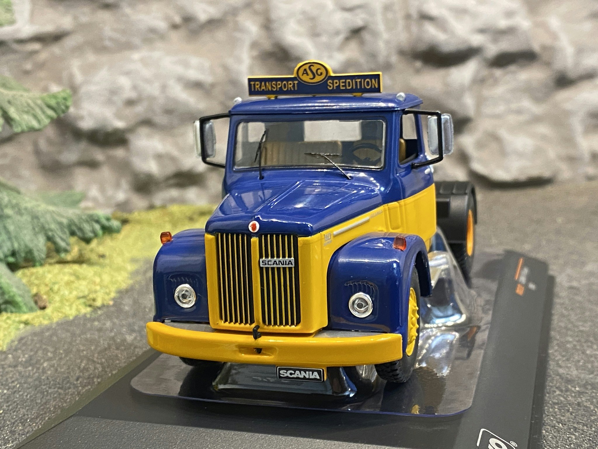 Skala 1/43 Scania 110 Super ASG, Blue/yellow fr IXO Models