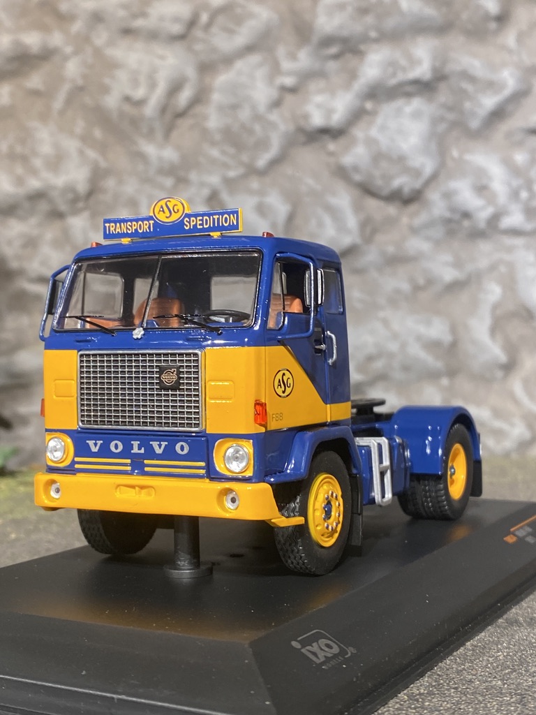 Skala 1/43 Volvo F88 "ASG", Dark blue/yellow fr IXO Models