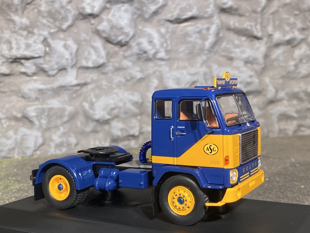 Skala 1/43 Volvo F88 "ASG", Dark blue/yellow fr IXO Models