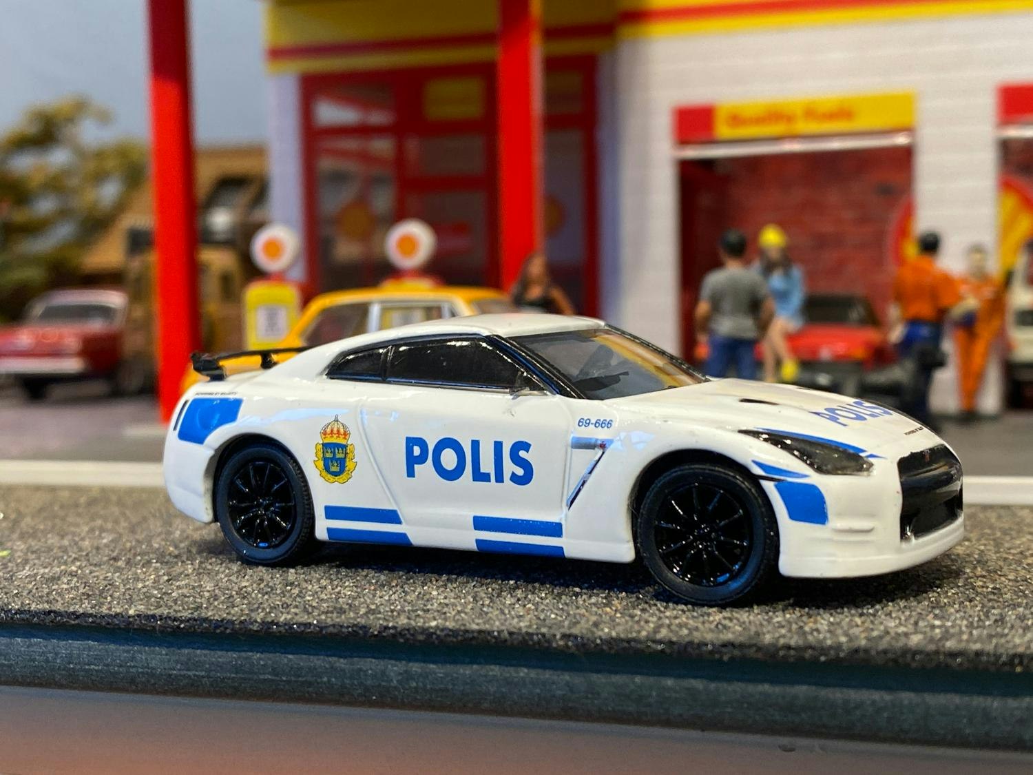Skala 1/64 Nissan GT-R (R35) Svensk Polis Stockholm "Hot Pursuit" från Greenlight