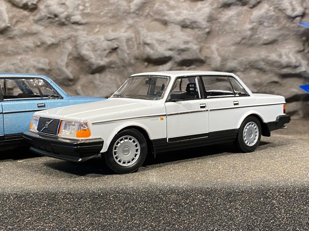 Skala 1/24 Volvo 240 GL, White Nex models / Welly