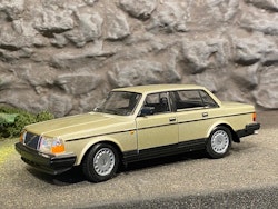 Skala 1/24 Volvo 240 GL, Gold fr Nex models / Welly