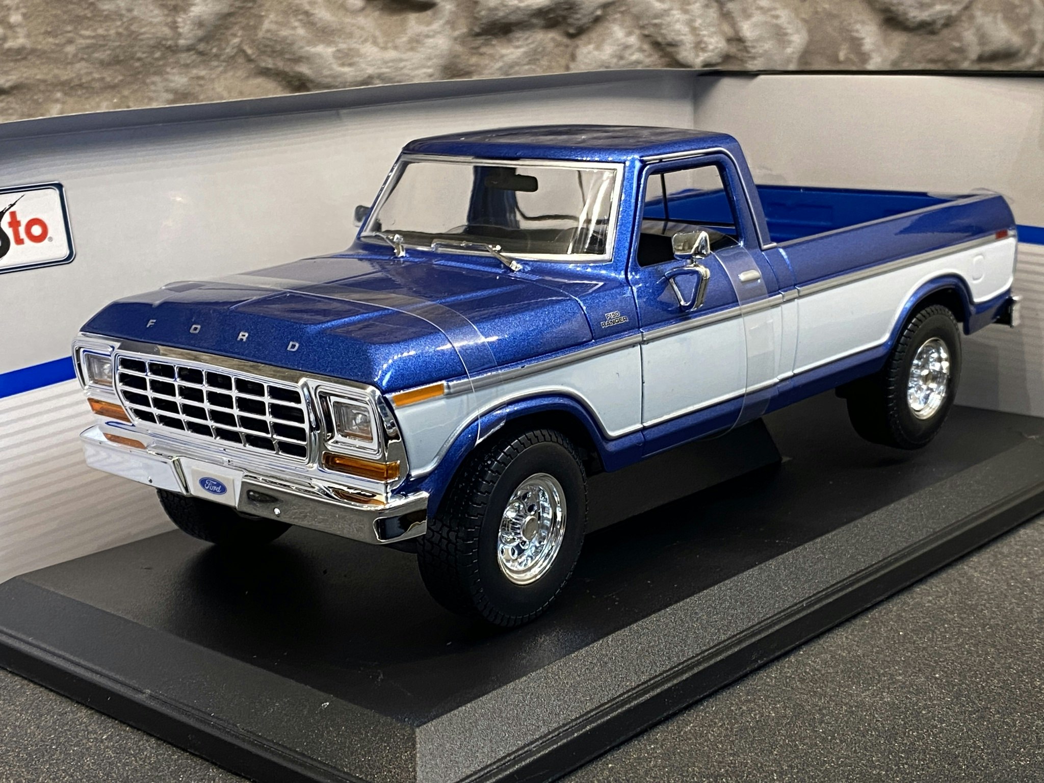 Skala 1/18 Ford F-150, metallic-blue/white, 1979 fr Maisto Special Edition