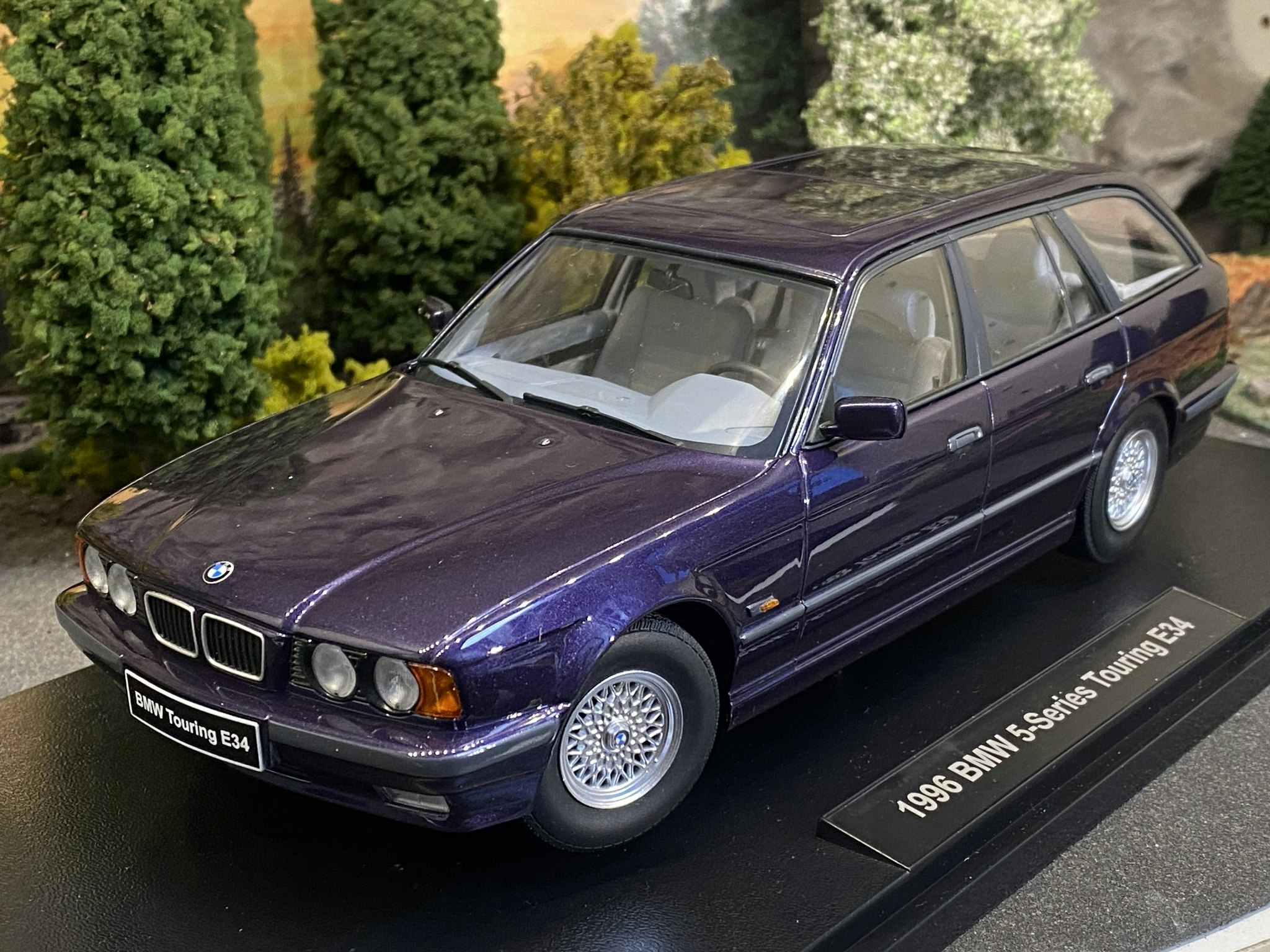 Skala 1/18 BMW 5-series Touring E34 96' Techno Violet met fr Triple9 Collection