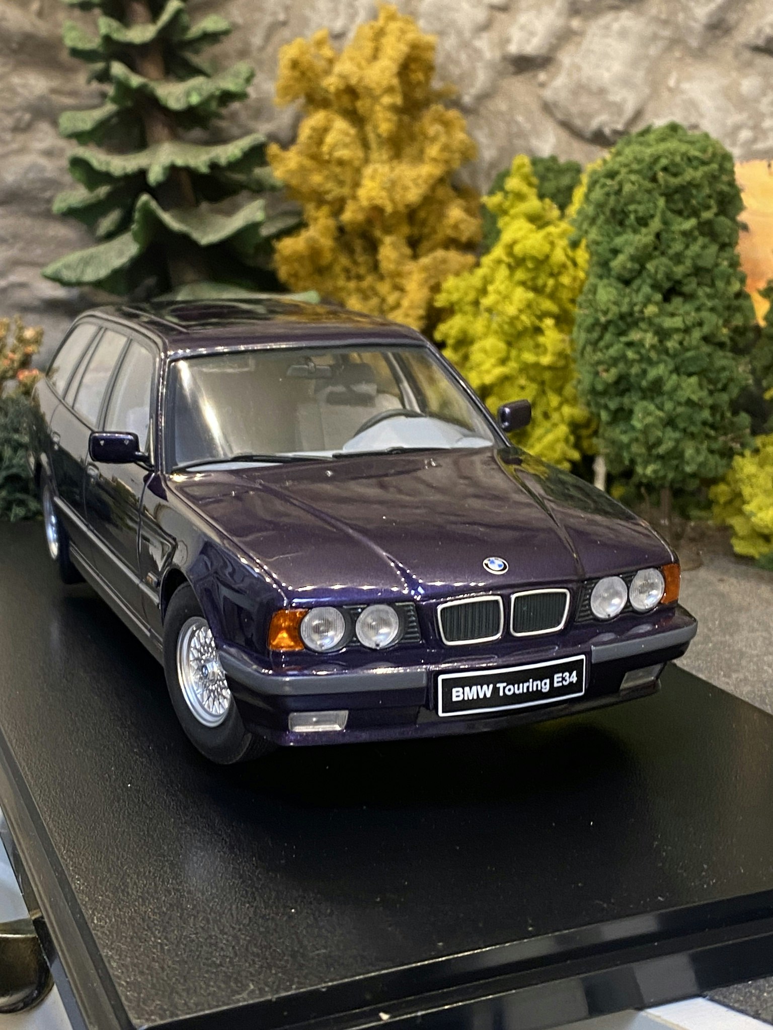 Skala 1/18 BMW 5-series Touring E34 96' Techno Violet met fr Triple9 Collection