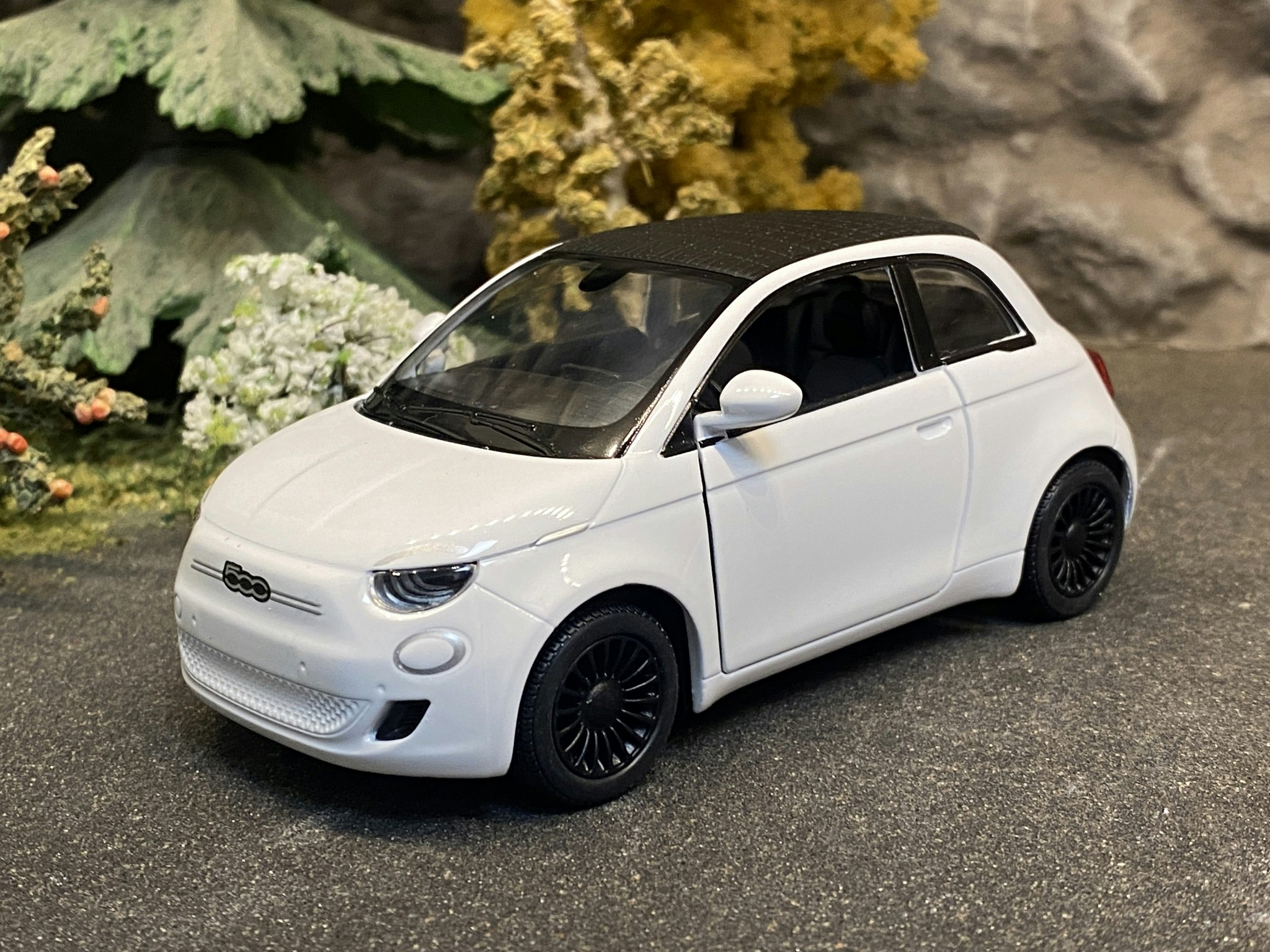 Skala 1/24 (1/28) Fiat 500e, White fr Kinsmart