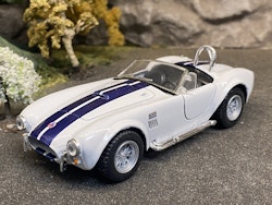 Skala 1/32 Shelby Cobra 427 S/C 1965' White w stripes fr Kinsmart