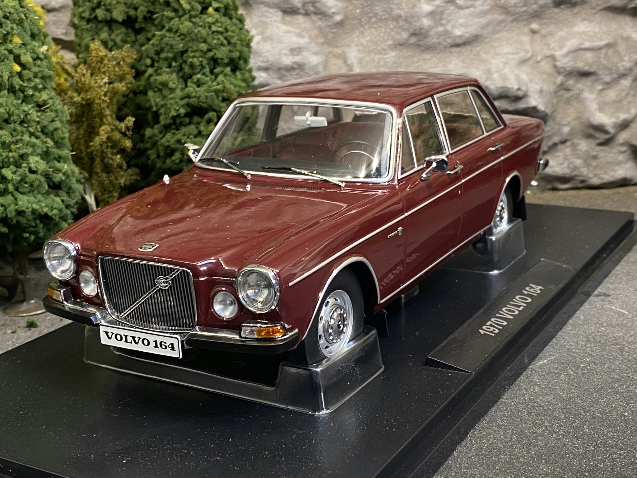Tillfälle! Skala 1/18 Volvo 164, Dark red fr Triple9 Collection