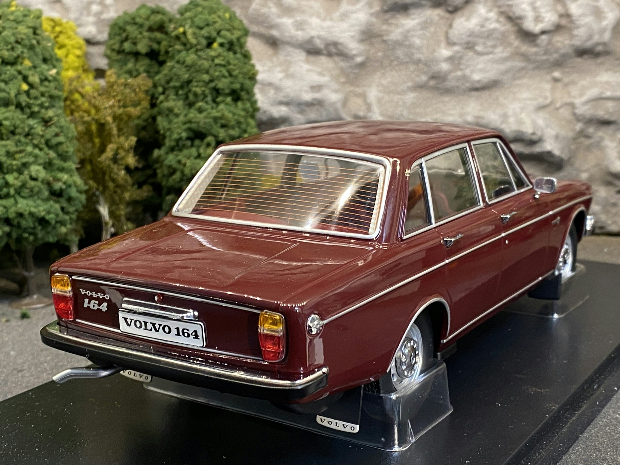 Tillfälle! Skala 1/18 Volvo 164, Dark red fr Triple9 Collection