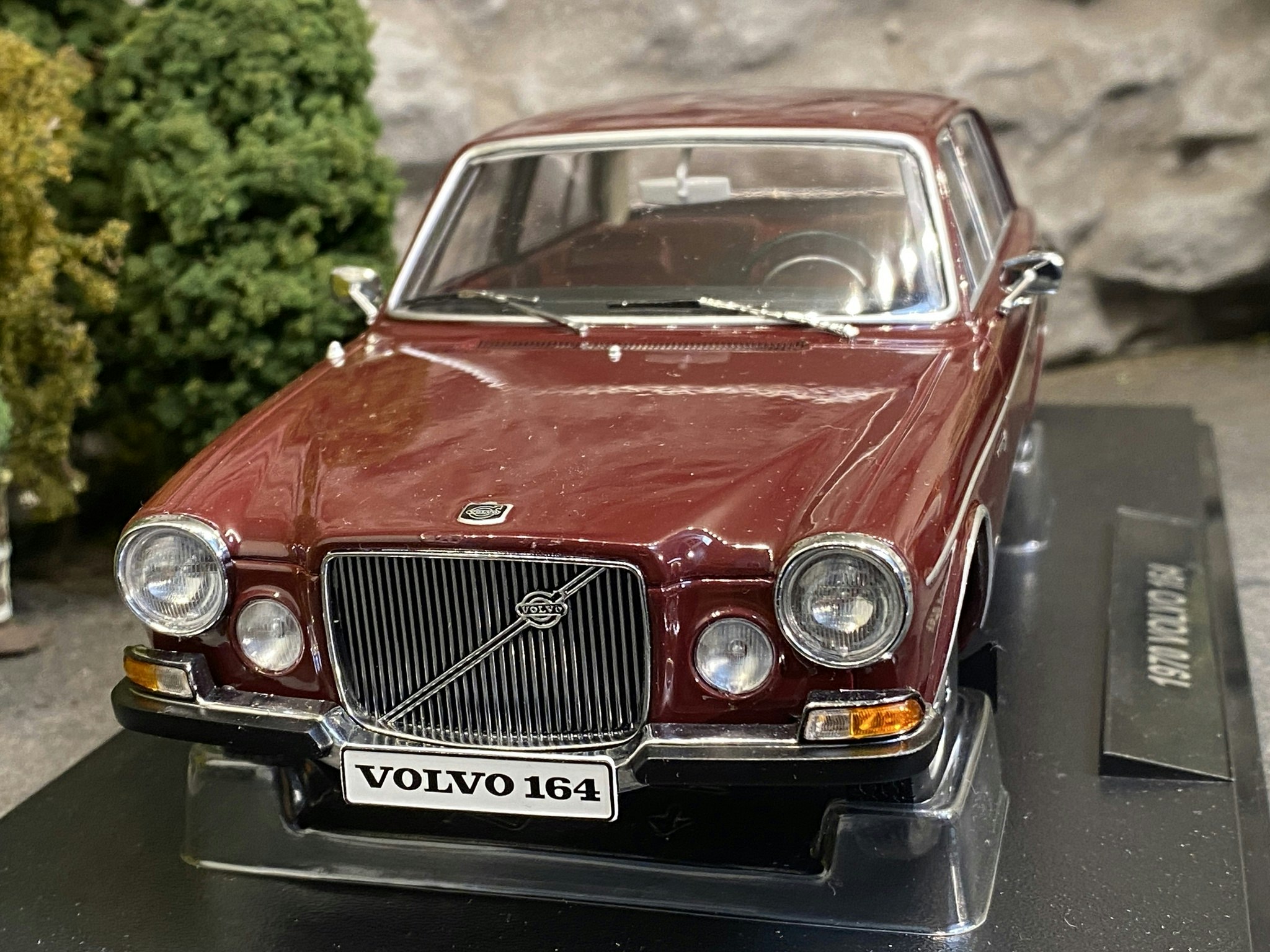 Tillfälle! Skala 1/18 Volvo 164, Dark red fr Triple9 Collection