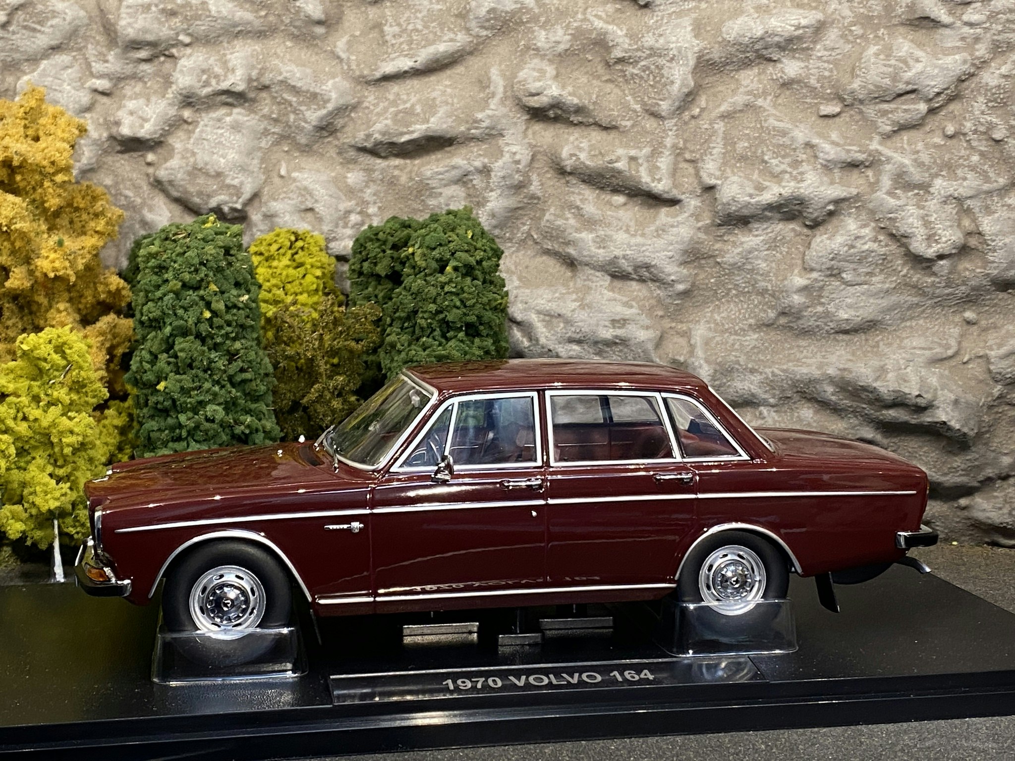 Tillfälle! Skala 1/18 Volvo 164, Dark red fr Triple9 Collection