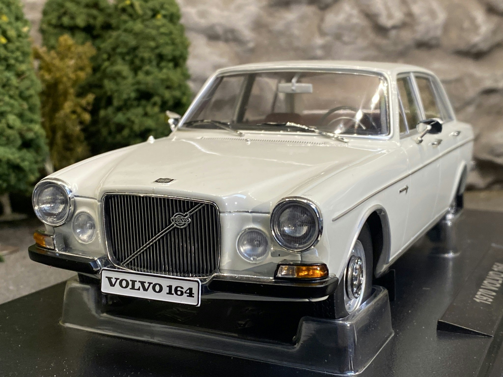 Tillfälle! Skala 1/18 Volvo 164, White w red interior fr Triple9 Collection