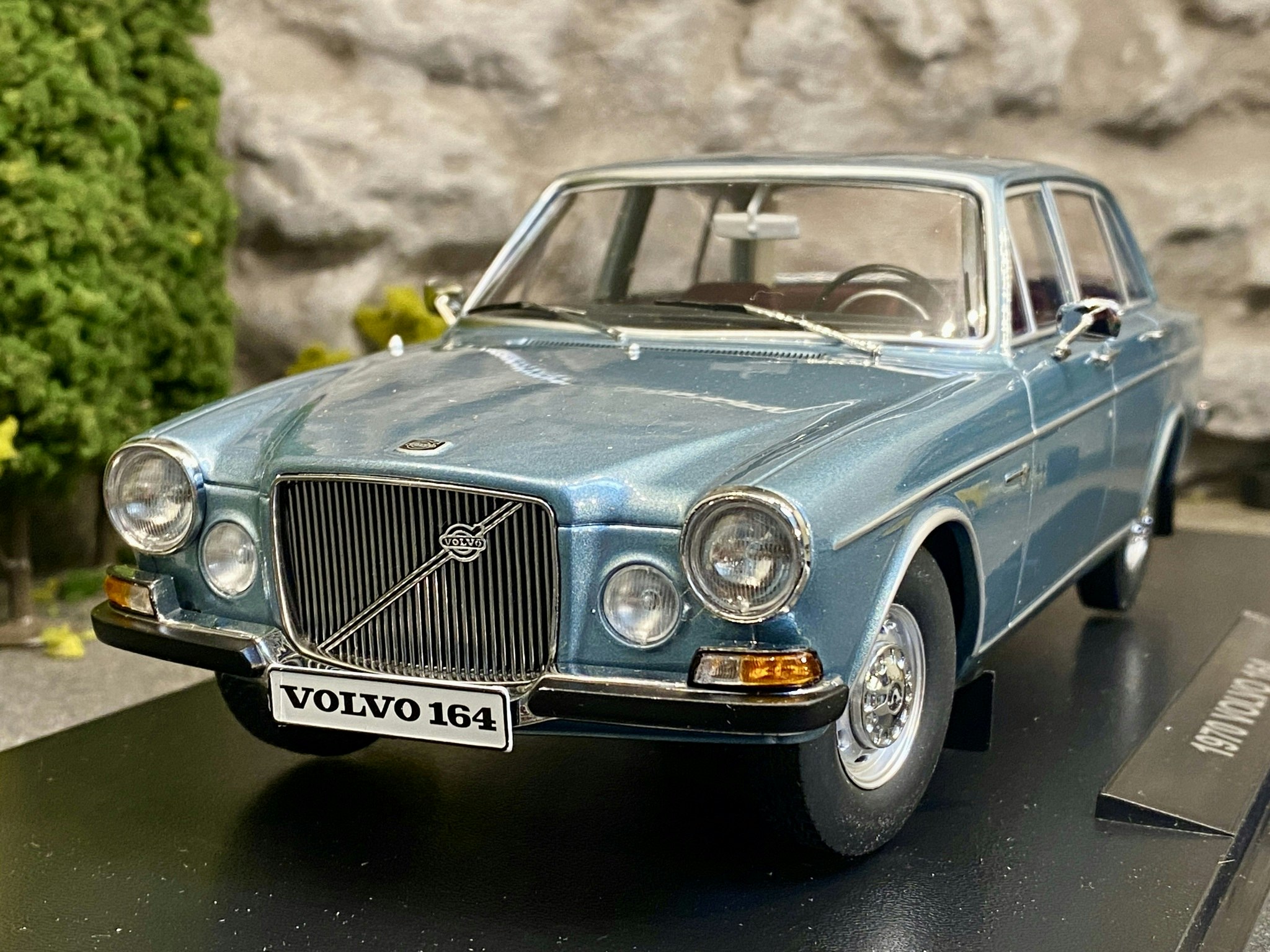 Tillfälle! Skala 1/18 Volvo 164, Steel Blue Metallic fr Triple9 Collection
