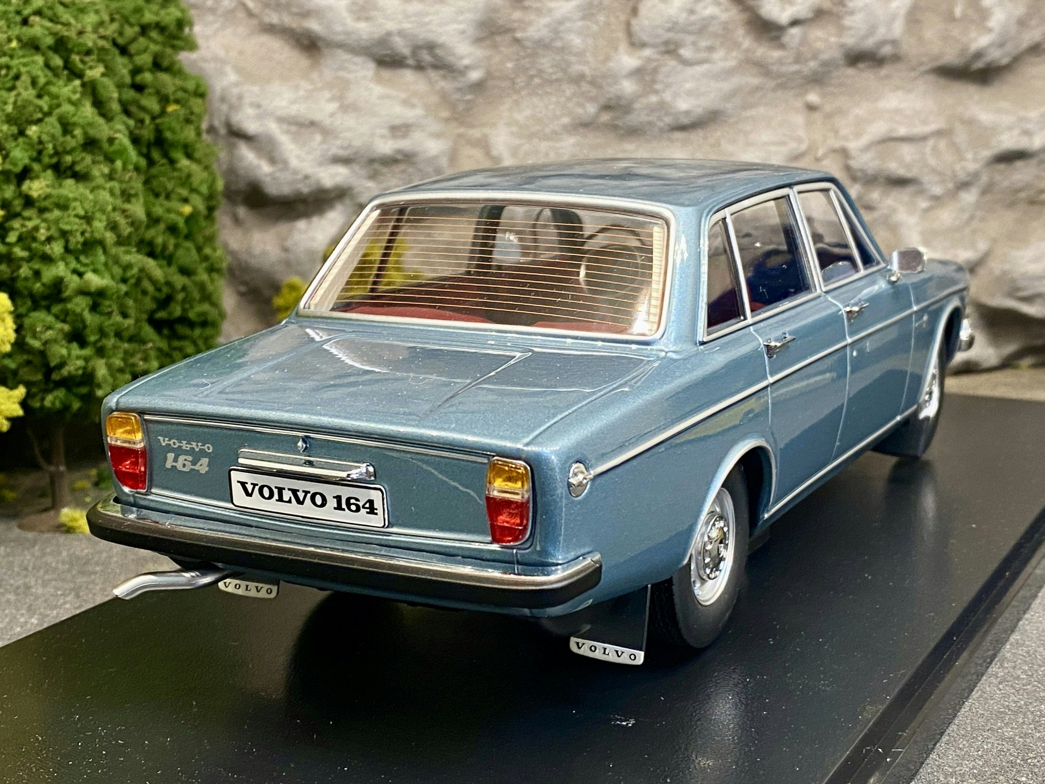 Tillfälle! Skala 1/18 Volvo 164, Steel Blue Metallic fr Triple9 Collection