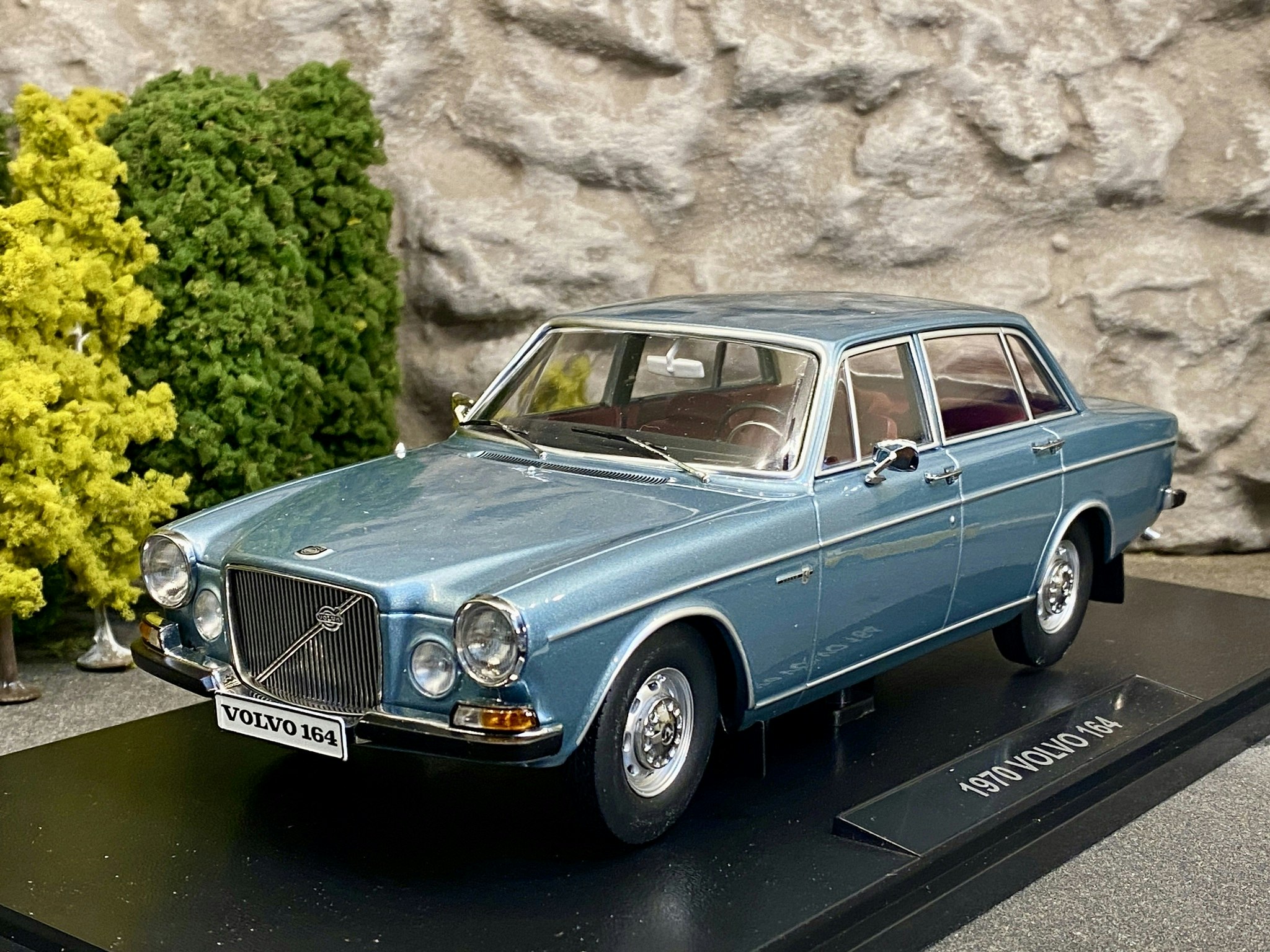 Tillfälle! Skala 1/18 Volvo 164, Steel Blue Metallic fr Triple9 Collection