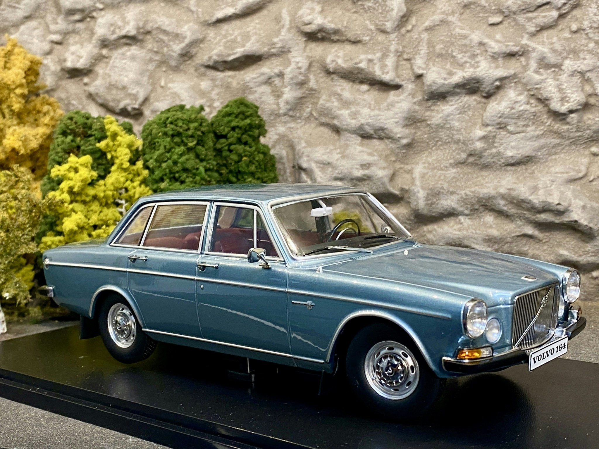 Tillfälle! Skala 1/18 Volvo 164, Steel Blue Metallic fr Triple9 Collection