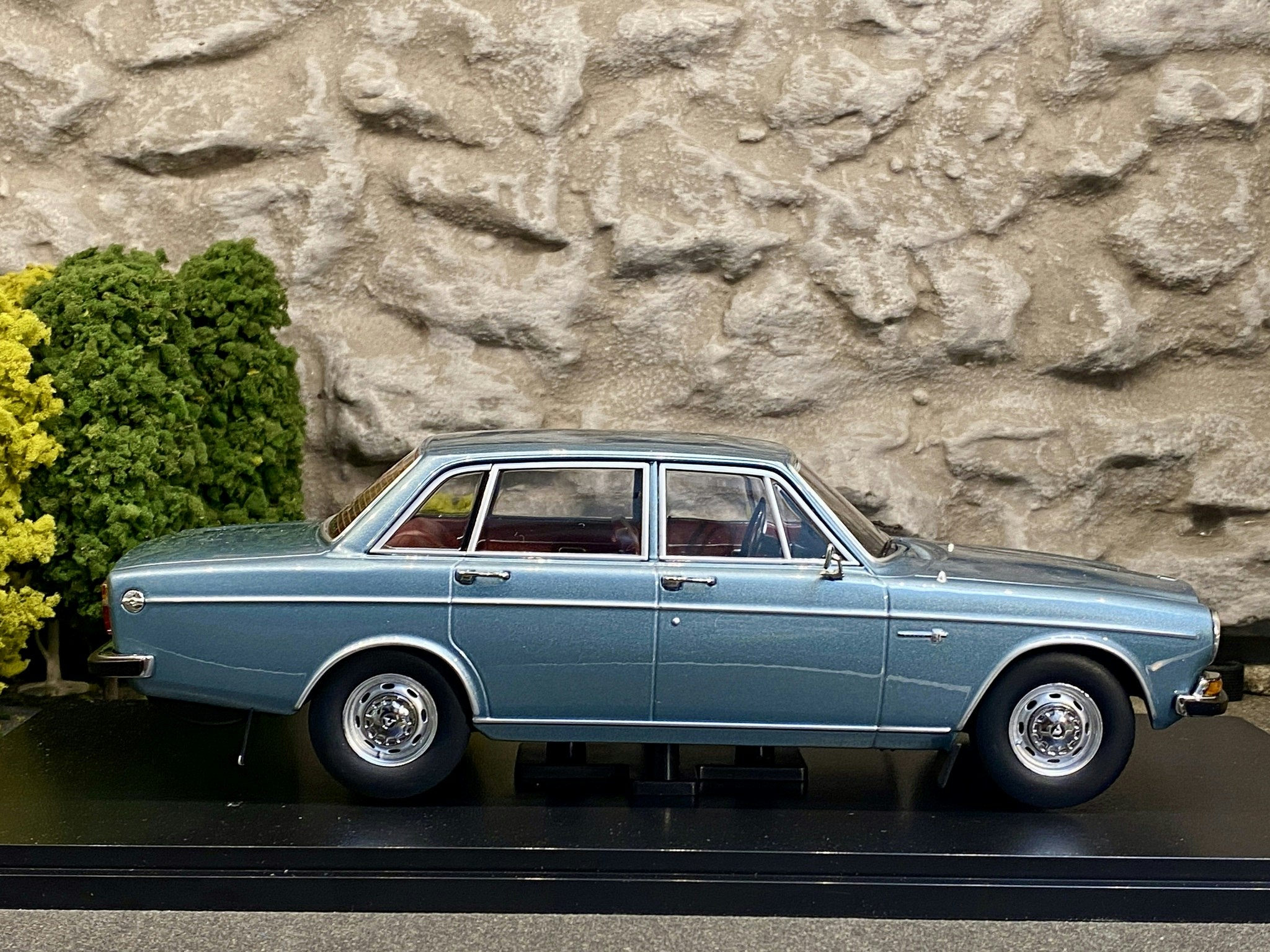Tillfälle! Skala 1/18 Volvo 164, Steel Blue Metallic fr Triple9 Collection