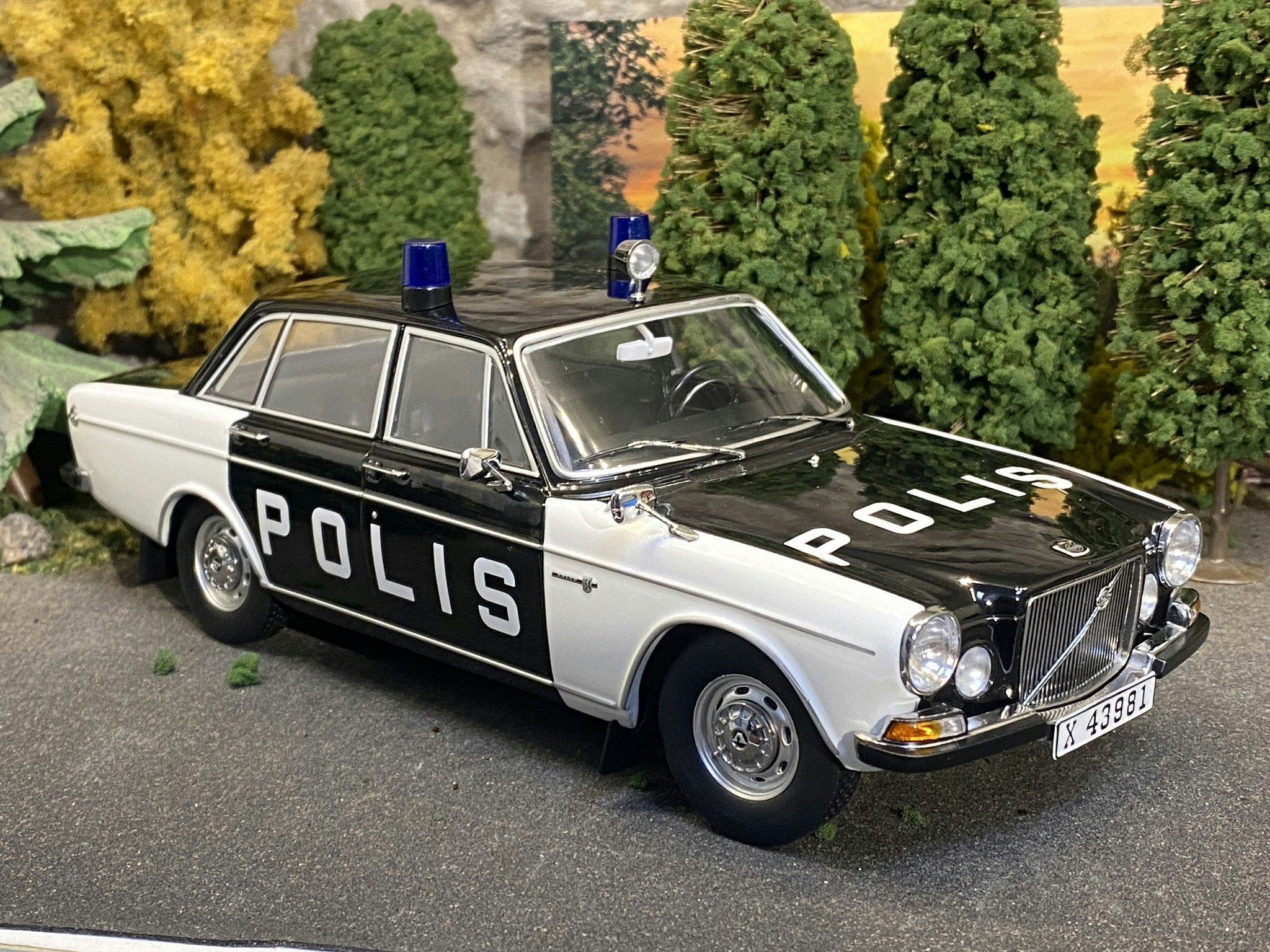 Tillfälle!!! Skala 1/18 Volvo 164, POLIS fr Triple9 Collection