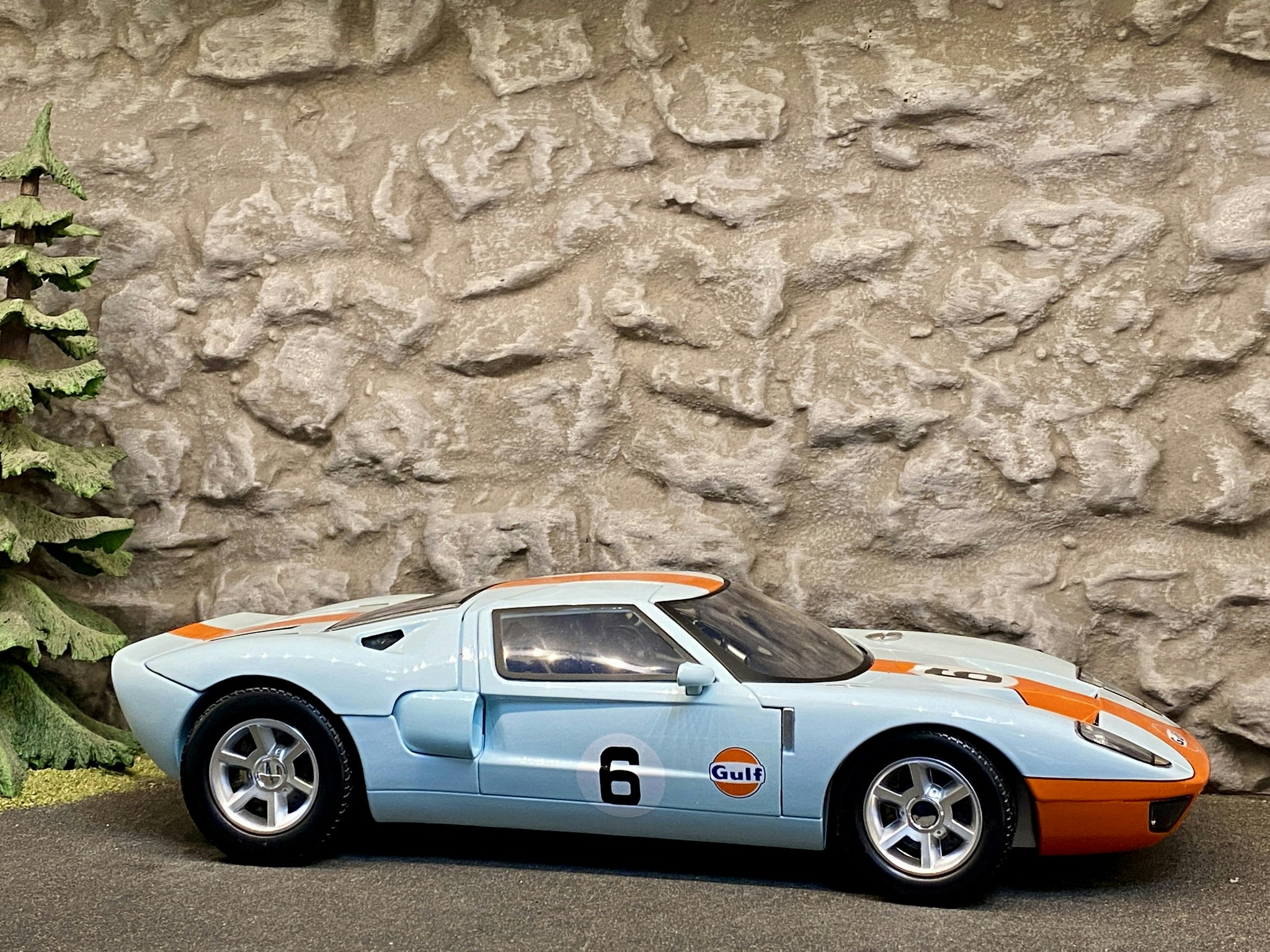 Skala 1/12 Stor & tung Ford GT Concept, "GULF" fr MotorMax