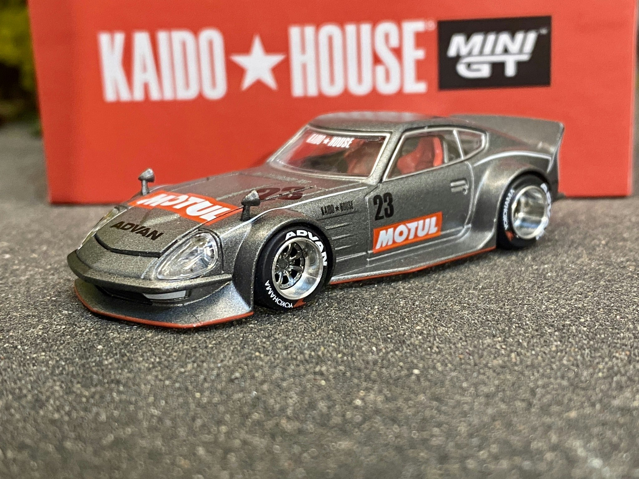Skala 1/64 - Datsun KAIDO Fairlady Z, Grey (KHMG035) KAIDO fr MINI GT