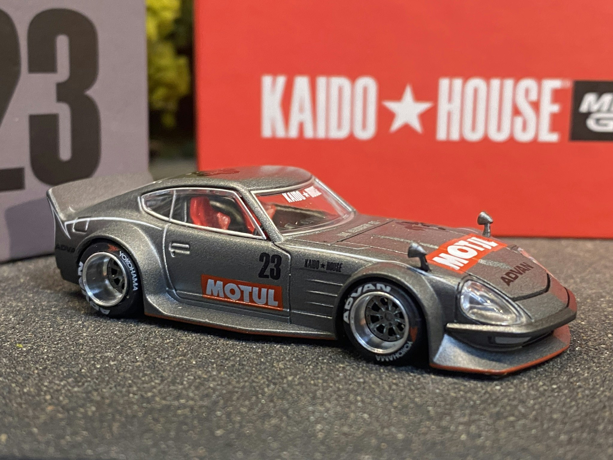 Skala 1/64 - Datsun KAIDO Fairlady Z, Grey (KHMG035) KAIDO fr MINI GT