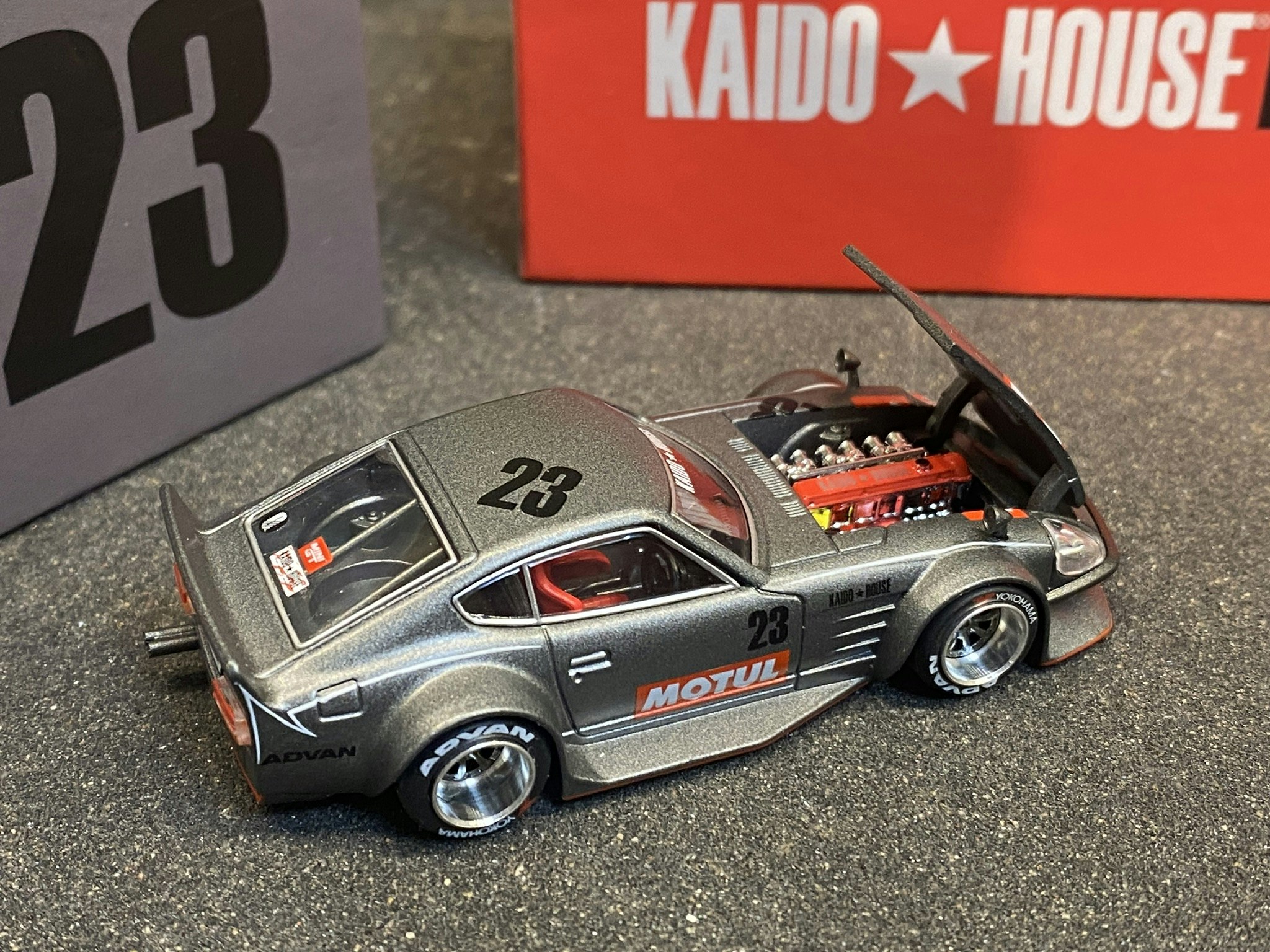 Skala 1/64 - Datsun KAIDO Fairlady Z, Grey (KHMG035) KAIDO fr MINI GT